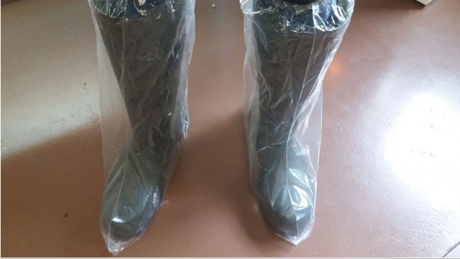 Bild 1. Stiefel&uuml;berzieher aus Kunststoff helfen dabei, eine Kreuzkontamination durch das Schuhwerk zu verhindern

