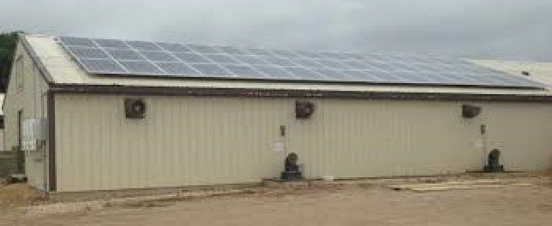 Abbildung 3: Installation von Solaranlagen auf Schweinestall. Quelle: Acevedo, R. Universit&auml;t von Minnesota.
