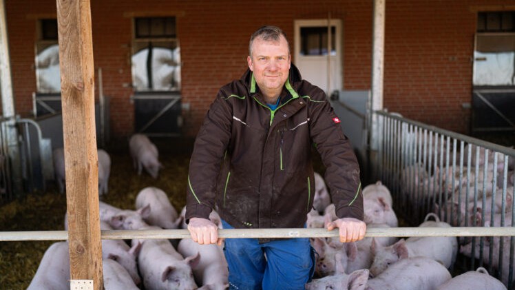 Jan-Hendrick Hohls hat ein ganzheitliches Stallkonzept entwickelt und umgesetzt, dass die Schweinehaltung mit Ringelschwanz erm&ouml;glicht. Er belegt den 3. Platz.
